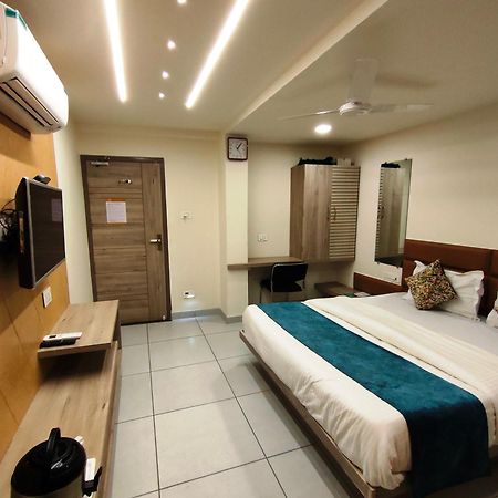 Hotel Kinara Ahmedabad Buitenkant foto