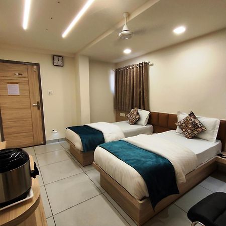 Hotel Kinara Ahmedabad Buitenkant foto