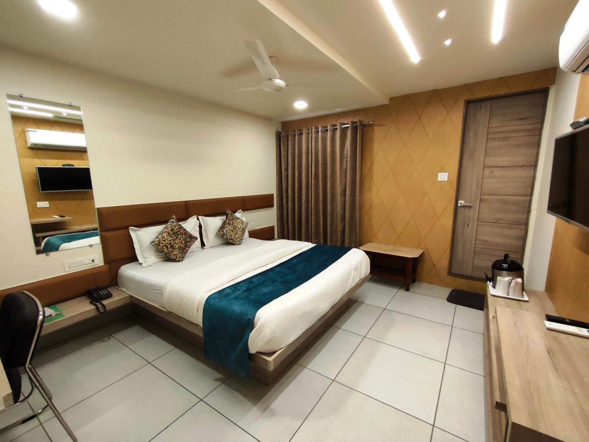 Hotel Kinara Ahmedabad Buitenkant foto