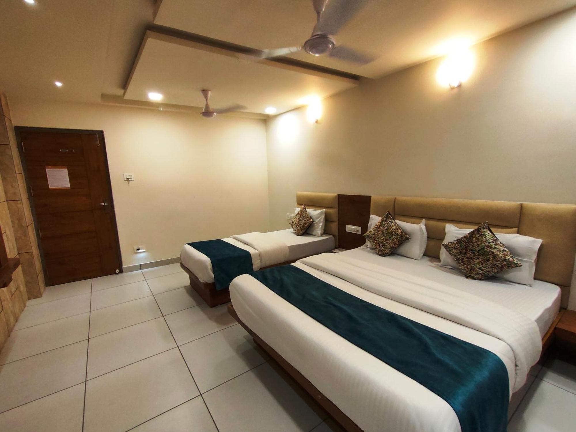 Hotel Kinara Ahmedabad Buitenkant foto